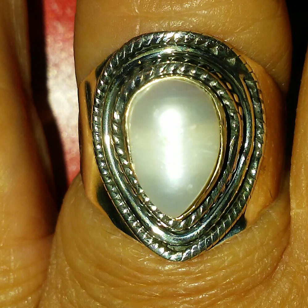 ❤💕UNIQUE!/WHITE,PEARL/TEAR DROP/RING,SZE 7.💗💕